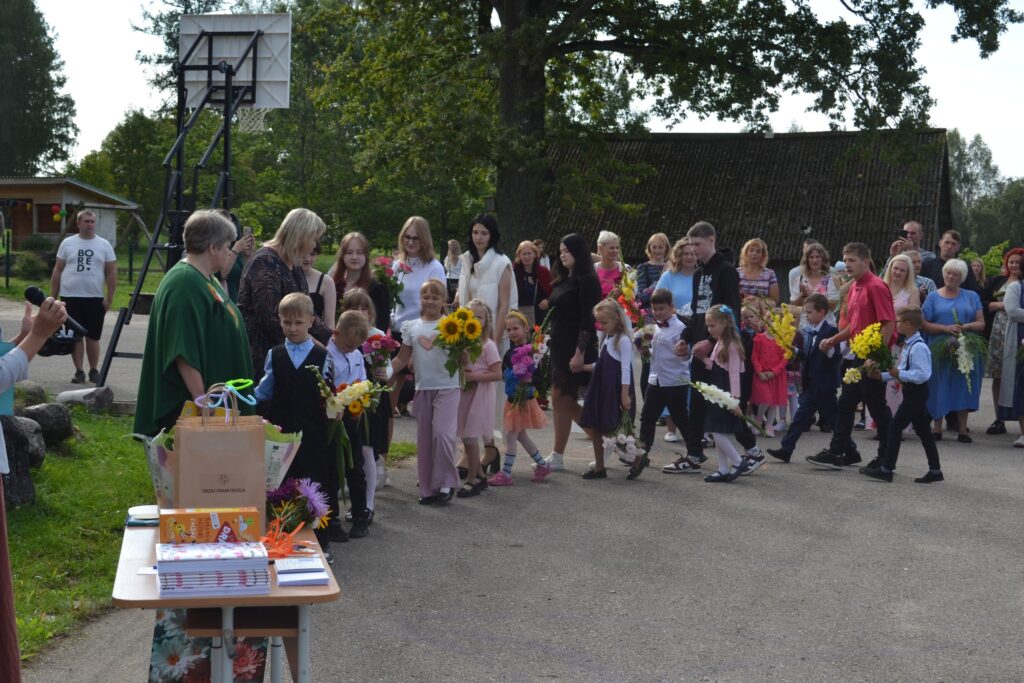 GAN pašiem mazākajiem, gan vecākajiem Tirzas pamatskolas skolēniem un viņu vecākiem 2.septembris bija kopīga svētku diena. 
Autors: FOTO: TIRZAS PAMATSKOLA