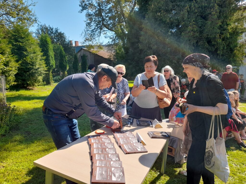 Rinda pēc “Tirzas “Doktorāta” stāsta”. Ievas Bērziņas jaunā grāmata bija pieprasīta un labi pirkta. Tātad starts ir ļoti veiksmīgs. 
Autors: Foto: Inita Savicka