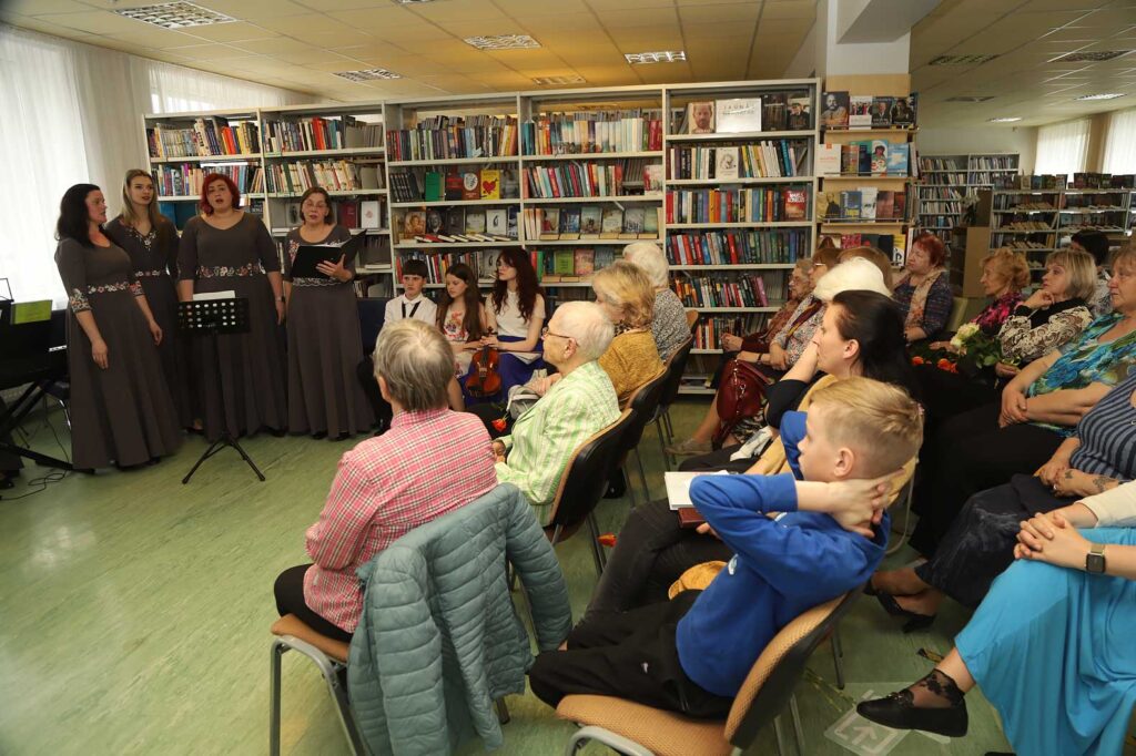 Uz grāmatas atklāšanu bija ieradies prāvs pulks klausītāju, kurus dzejoļu lasījuma starplaikos krāšņāku darīja “Tirzmalieši” un Gulbenes novada mūzikas skolas audzēkņi.
Autors: foto: Gatis Bogdanovs