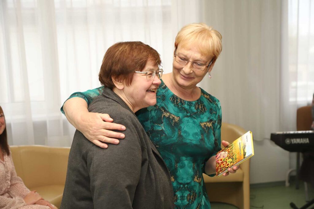 Inese Tora (no labās) pateicās arī lejasciemietei Mirdzai Ankupai, kura pēc viņas teiktā “meklēja kļūdas manā dzejā”.
Autors: foto: Gatis Bogdanovs