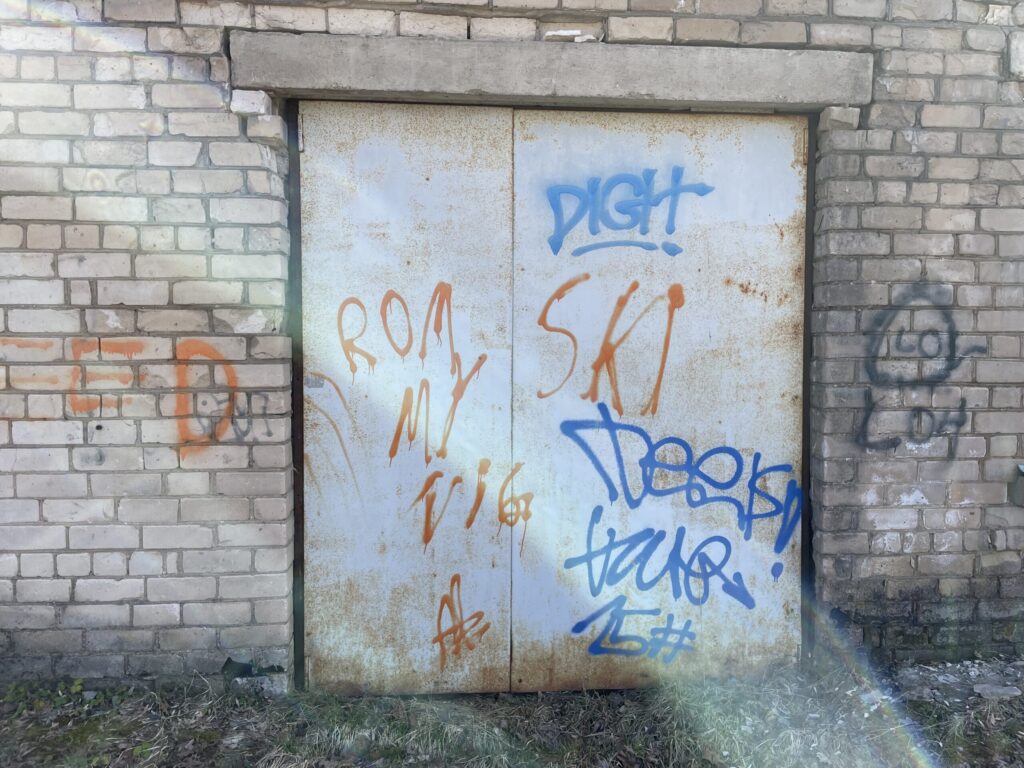 Iecienīta vieta Gulbenes centrā. Ūdensvada iela ved uz Gulbīšu parku. Tā ir tipiska gājēju iela. Savā laikā ir uzlabots tās segums. Ēkas šajā ielā ir iespējams pieslēgt centrālapkurei. Bijušās veļas mazgātavas vietā gulbenieši labāk redzētu kaut ko saistītu ar parka infrastruktūru vai neredzētu neko.
Autors:  Foto: Diāna Odumiņa