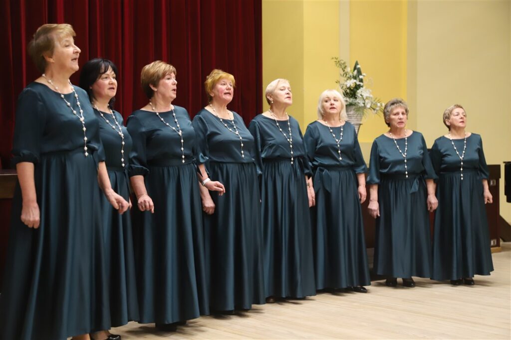 Stāmerienas tautas nama sieviešu senioru ansamblis “Vakarvējš”