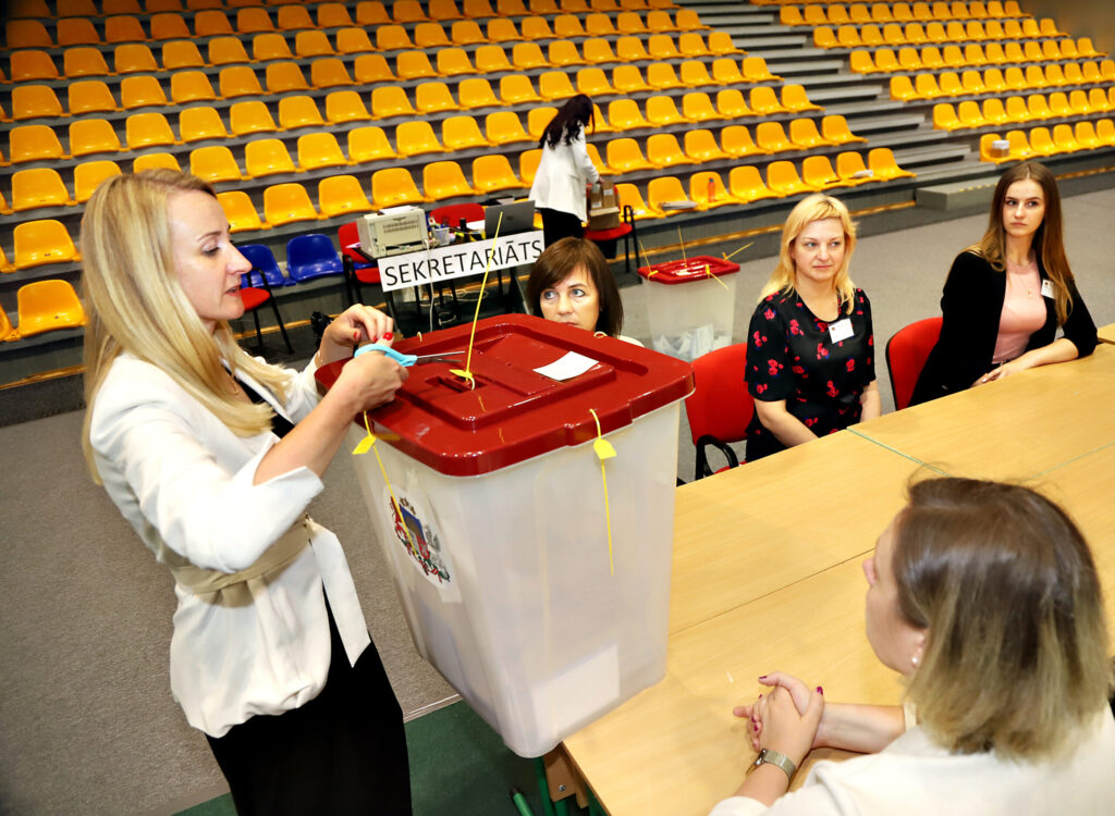 "Gada izvēle". Eiropas Parlamenta vēlēšanās jūnijā Gulbenes novada cilvēki vērtēja Eiropas politiku.
Autors: Foto: no "Dzirksteles" arhīva