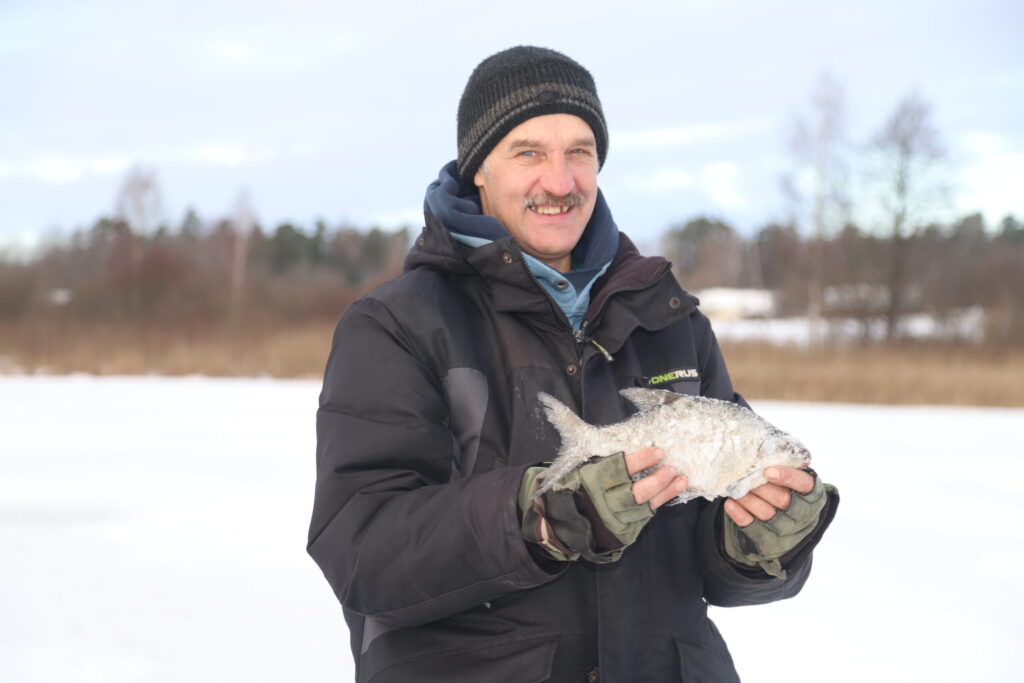 Pagājušajā gadā Arvis Cīrulis uz ledus tika krietni vien agrāk - jau novembra sākumā. Šogad – vēlāk. Katru dienu kaut ko varot noķert, bet prieks lielāks tad, kad var tikt pie skaista brekša.
Autors: Foto: Gatis Bogdanovs