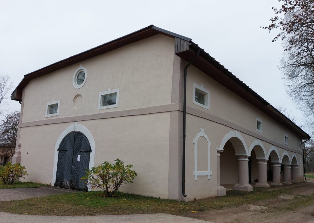 Stallis ar lieveņa arkādēm.
Autors: Foto: Pārsla Konrāde