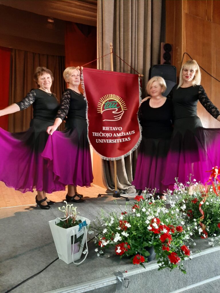 Koncertu kuplināja Lejasciema dāmu deju grupa “Dzinteles”, kura priecēja arī ar skaistiem tērpiem.
Autors: Foto: no privātā arhīva