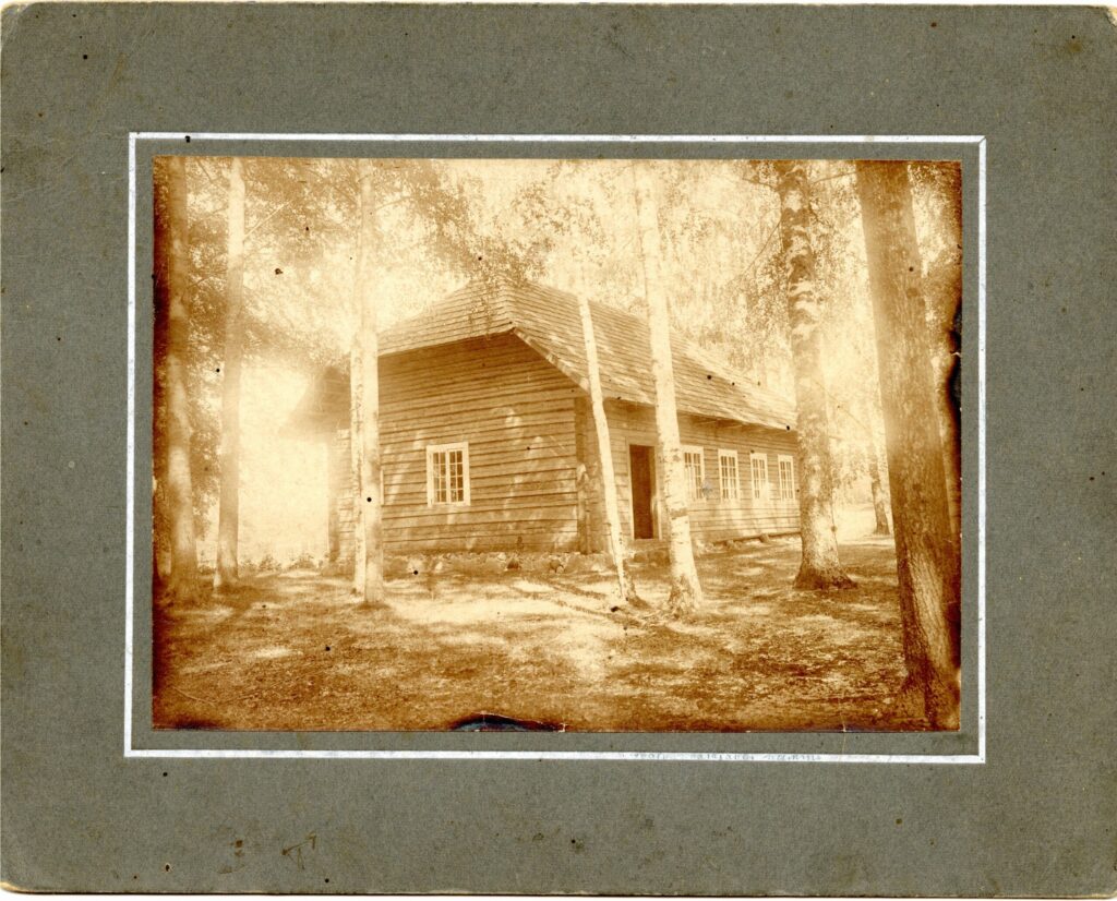Skats uz brāļu draudzes saiešanas namu “Spalvas”. 1900.-1940. gads. 
Autors: Foto: no Gulbenes novada vēstures un mākslas muzeja krājuma