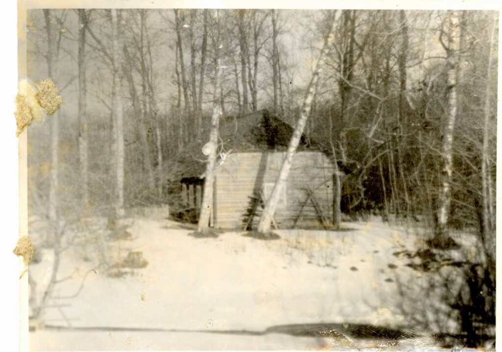 Skats uz Brāļu draudzes saiešanas namu “Spalvas”. 1900.-1940. gads. 
Autors: Foto: no Gulbenes novada vēstures un mākslas muzeja krājuma