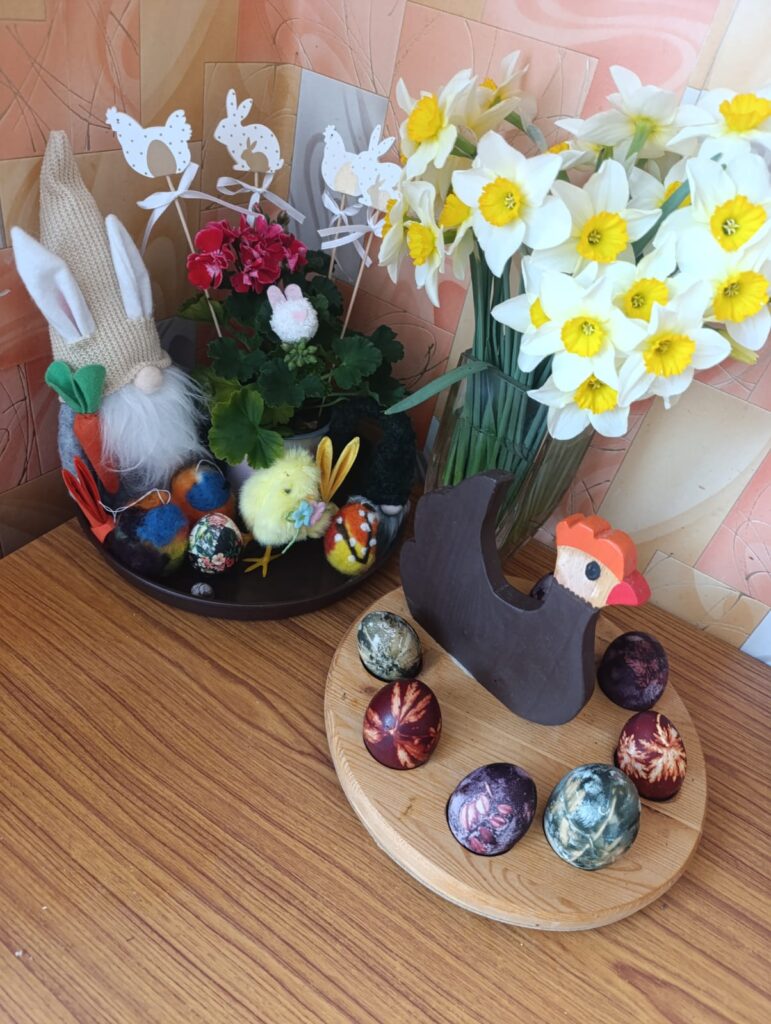 Olas krāsotas:
1) sīpolu mizās+dabas veltes,
2) karkadē+dabas veltes,
3) karkadē un kurkumā+dabas veltes.
Pa nakti noturētas, lai košāka krāsa. 
Autors: Foto iesūtījusi Kristīne Dimitrijeva