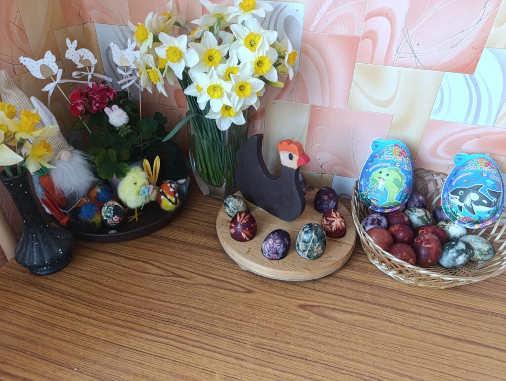 Olas krāsotas:
1) sīpolu mizās+dabas veltes,
2) karkadē+dabas veltes,
3) karkadē un kurkumā+dabas veltes.
Pa nakti noturētas, lai košāka krāsa. 
Autors: Foto iesūtījusi Kristīne Dimitrijeva