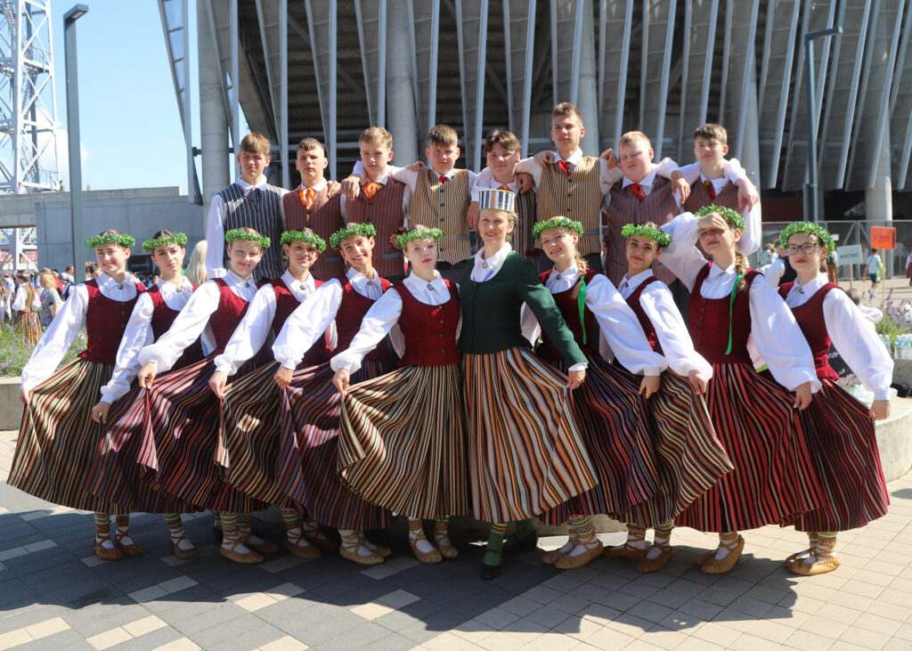 GULBENES novada vidusskolas deju kolektīvs “Spārēni” Daugavas stadionā.
Autors: Foto: Gatis Bogdanovs