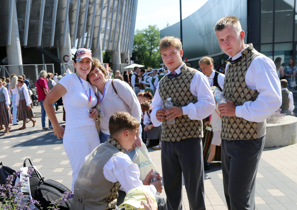 GULBENES novada vidusskolas deju kolektīvs “Spārēni” Daugavas stadionā.
Autors: Foto: Gatis Bogdanovs
