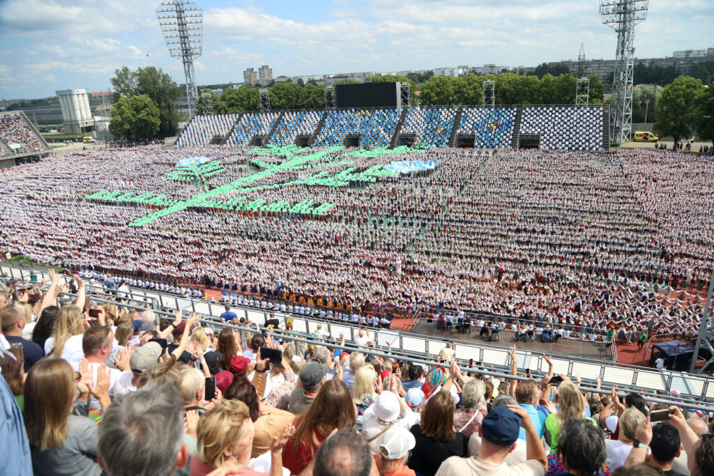 DAUGAVAS stadionu piepilda 18 000 dejotāju.
Autors: Foto: Gatis Bogdanovs