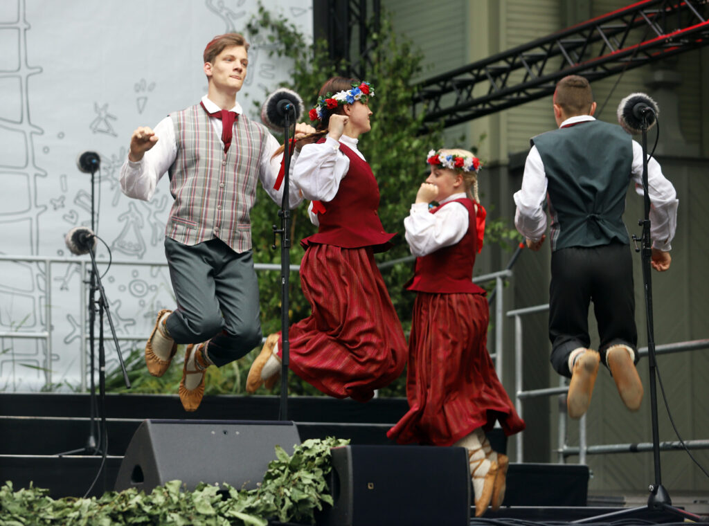 SVEĶU pamatskolas deju kolektīvs “Zeltābols” Vērmanes dārzā.
Autors: Foto: Gatis Bogdanovs