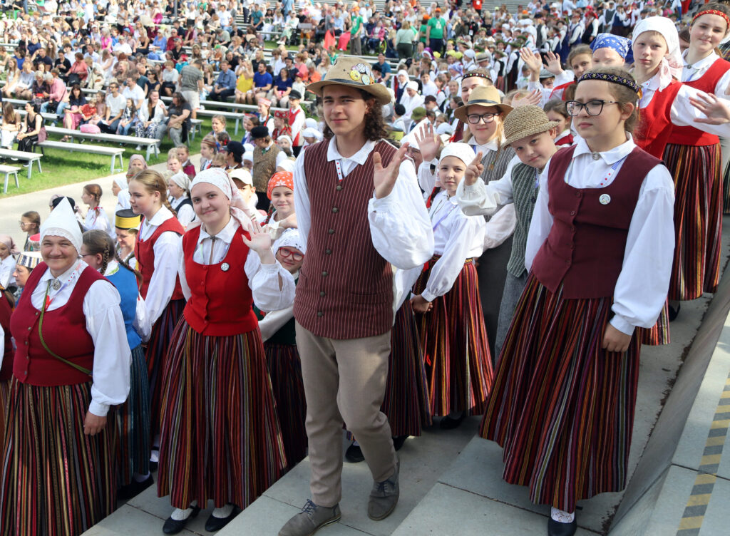 MEŽAPARKĀ savu meistarību rādīja arī Rankas pamatskolas folkloras kopa “Dzīpariņi”.
Autors: Foto: Gatis Bogdanovs
