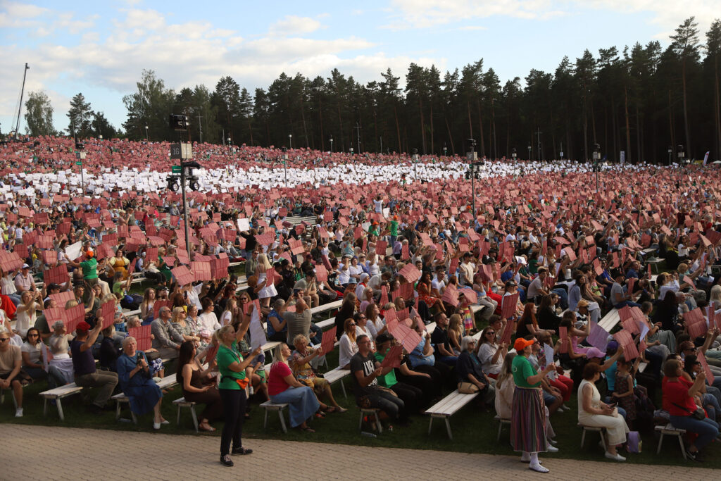 MEŽAPARKĀ skatītāji iesaistījās pasākuma norisē, izveidojot milzīgu Latvijas karogu.
Autors: Foto: Gatis Bogdanovs