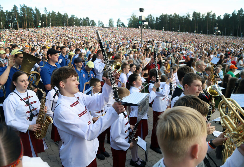 MEŽAPARKA Lielajā estrādē noslēguma koncertā arī Gulbenes novada mūzikas skolas pūtēju orķestris.
Autors: Foto: Gatis Bogdanovs