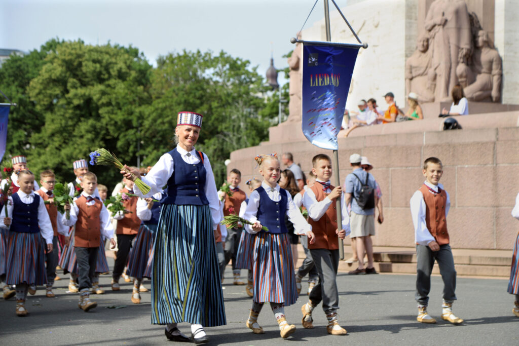 TAUTISKO deju kolektīvu vadītāja Dace Freimane uz svētkiem aizvedusi piecus deju kolektīvus.
Autors: Foto: Gatis Bogdanovs