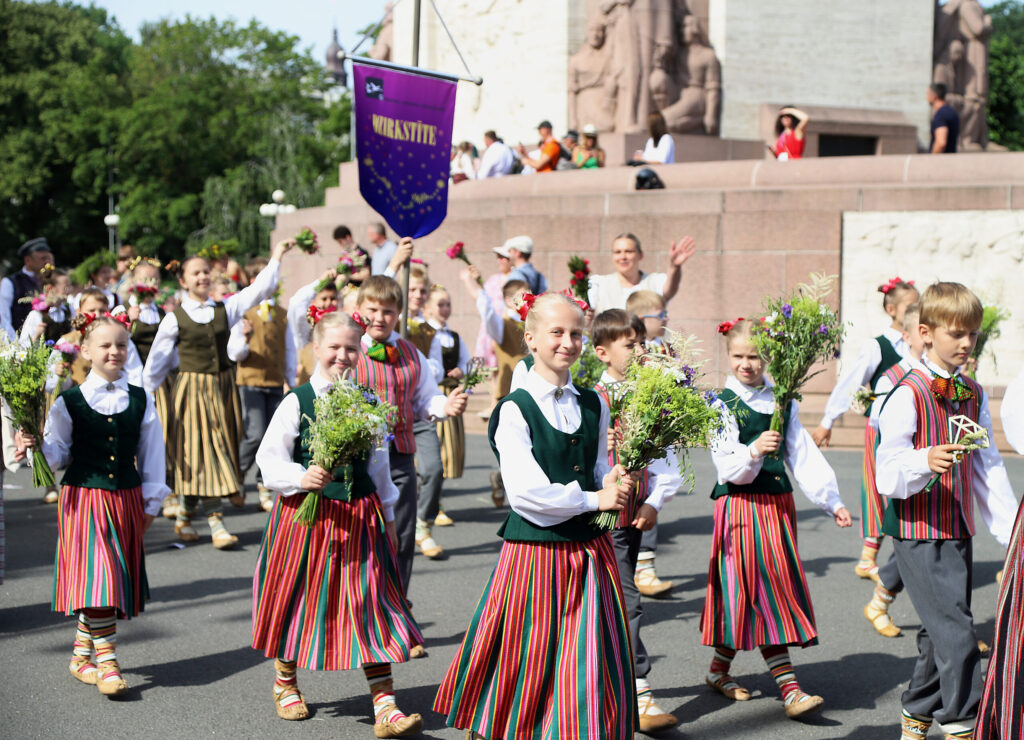Gulbenes novada vidusskolas deju kolektīvs “Dimantiņi”.
Autors: Foto: Gatis Bogdanovs