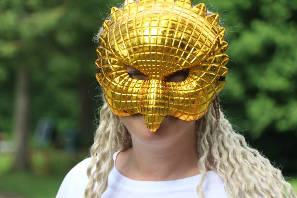 GULBENES novada jauniešu centra “Bāze” vadītāja Valērija Stībele “Squid games” maskā. Šādās maskās tērpās tie seriāla varoņi, kuri vēroja spēles gaitu no īpašām skatītāju lodžijām.
Autors: Foto: Diāna Lozko