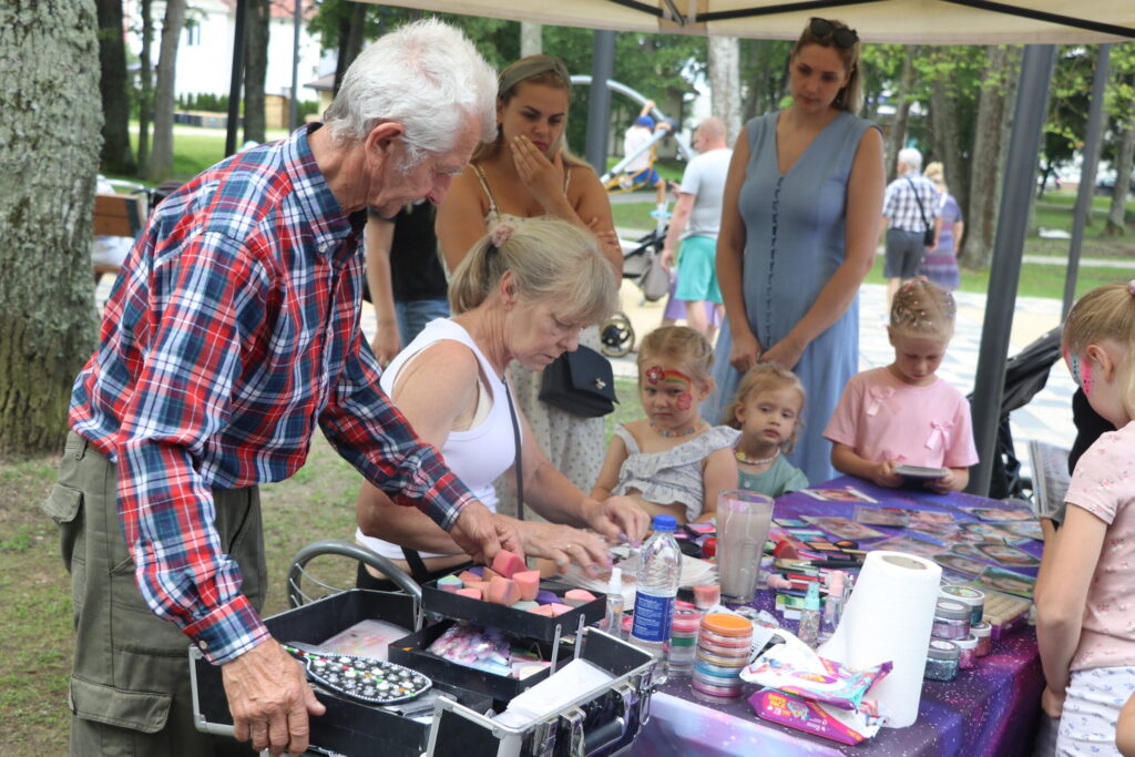 GULBĪŠU PARKĀ ikviens varēja piedalīties dažādās aktivitātēs arī pašiem mazākajiem. Viena no iecienītākajām aktivitātēm bija sejas apgleznošana. Pie šī stenda gara rinda stāvēja teju visu aktivitāšu pēcpusdienu.
Autors: Foto: Diāna Lozko