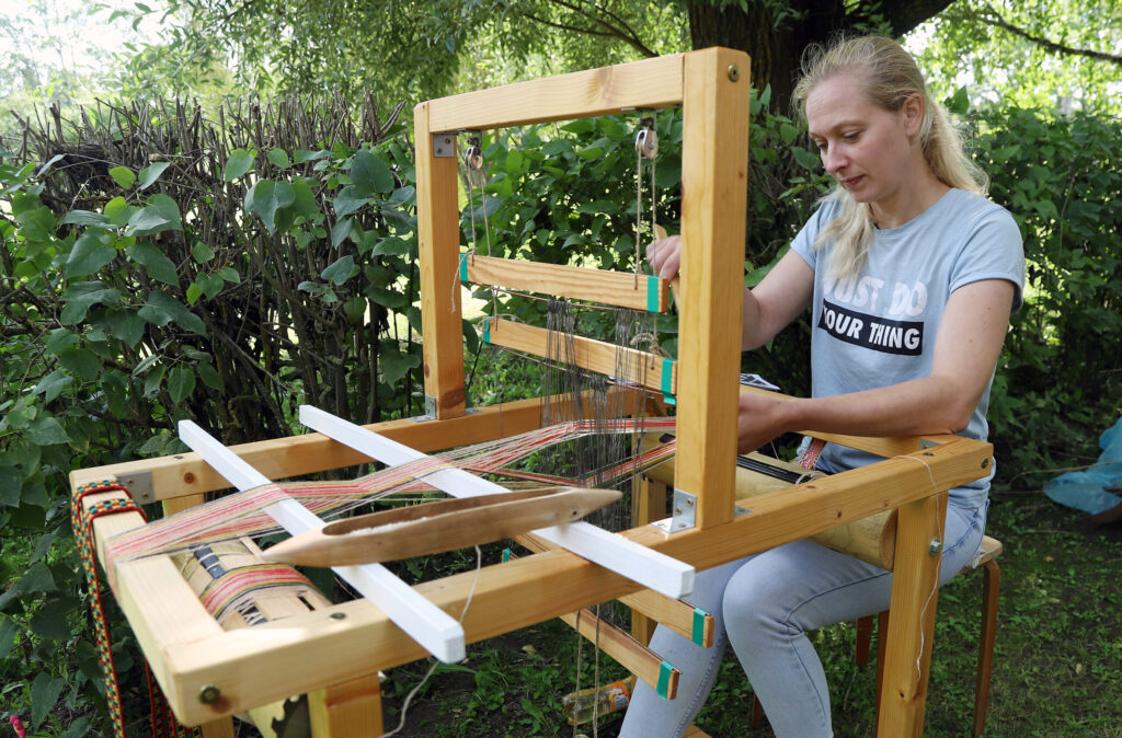 JAUNIE arī prot! Pagasta svētku laikā Anda Vipule mācīja aust rakstainu jostu, sēžot pie mazām stellēm. Uz jautājumu, kur tādas stelles ņemtas, A.Vipule atbildēja: “Izgatavoja mūsu “Laipas” vadītājas vīrs – Aigars Ozoliņš.”
