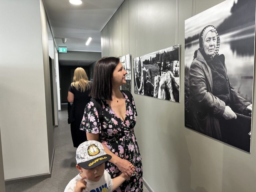 KĀDĀ FOTOGRĀFA AIGARA NEĻĶES FOTOGRĀFIJĀ redzama sieviete, kura pašiem fotogrāfiem ir noslēpums. Tā kā fotogrāfi bijuši no Rīgas un citām vietām, ne visi ir orientējušies novadā, kurā nav būts. Tā, piemēram, fotogrāfi nevarēja nosaukt šīs sievietes vārdu un neatminējās pagasta nosaukumu, kurā tapis foto. Izstādē vērojamas arī citas fotogrāfijas, kurās tēli nav zināmi, bet viņi ir nofotografēti uz ielas vai arī vietās, kur fotogrāfi negāja tuvāk cilvēkiem, kā tas nereti ir dokumentālajā fotožanrā.
Autors: Foto: Diāna Lozko