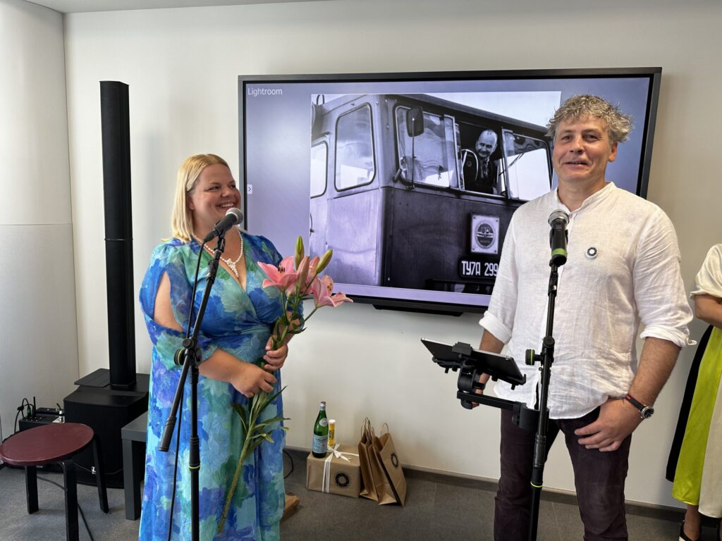 FOTOKLUBA “ĀGENSKALNS” vadītājs Valters Poļakovs un gulbeniete Anna Pilmane.
Autors: Foto: Diāna Lozko