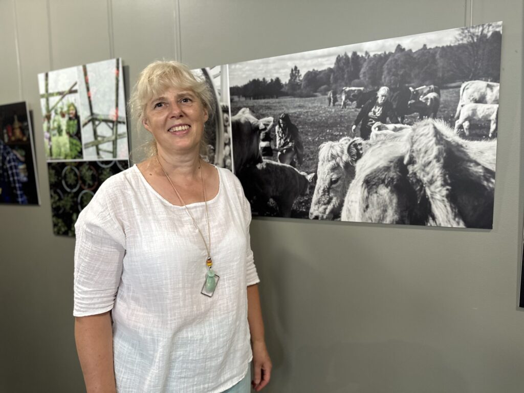 STĀMERIETE AIVA RĒDERE izstādē vairākās fotogrāfijās ir redzama ar savu ģimeni. Fotoplenērs bijis īpašs ar to, ka fotografēšanai ne visi cilvēki varēja kā īpaši sagatavoties, jo fotogrāfiem bija svarīgi cilvēkus notvert viņu ikdienas gaitās un darbos.
Autors: Foto: Diāna Lozko