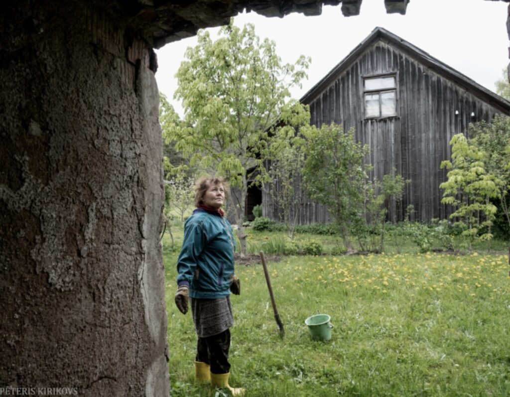 PĒTERIS KIRIKOVS FOTOGRĀFIJĀ IEMŪŽINĀJIS kādu sievieti no Jaungulbenes, kura pastāstīja, ka jau vairākus gadus ūdeni uz mājām nes no Siladzirnavu ezera, jo akas mājās neesot.

Autors: FOTO: PĒTERIS KIRIKOVS