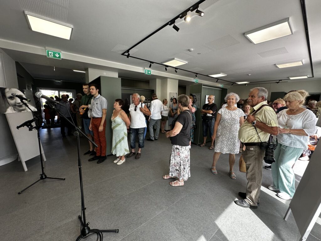 GULBENES MĀKSLAS SKOLĀ atklātā fotokluba “Āgenskalns” fotogrāfiju izstāde pulcēja lielu ļaužu pulku – gan fotogrāfus, gan fotogrāfijās redzamos cilvēkus.
Autors: Foto: Diāna Lozko