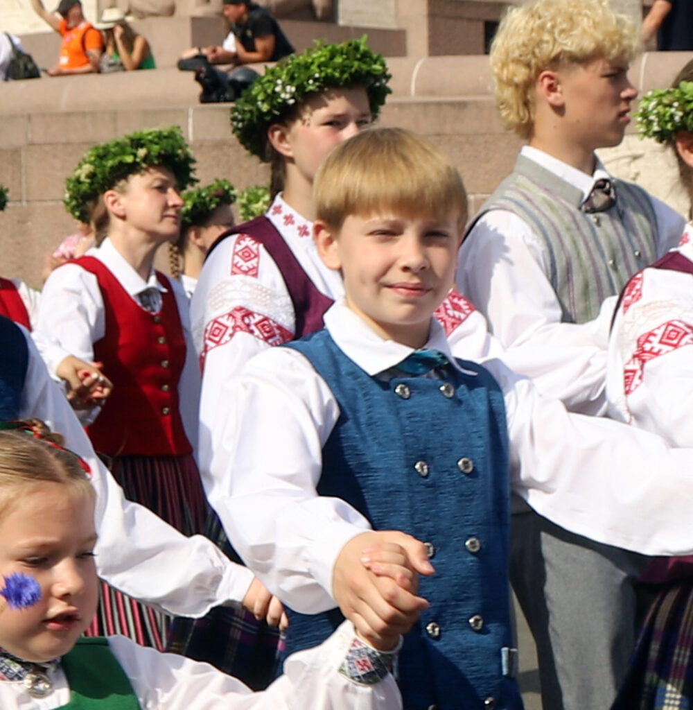 GULBENES novada kultūras centra tautisko deju kolektīva “Knausīši” 5. – 6. klašu grupas dejotājs Rinalds Baranovskis svētkos piedalījās pirmo reizi un teic, ka dejojot viņš jutis lepnumu par to, ka ir daļa no kā tik grandioza.
Autors: Foto: Gatis Bogdanovs