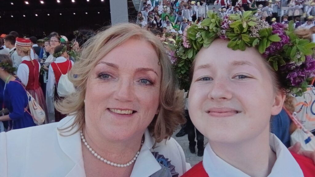 TIRZAS UN STĀĶU pamatskolas apvienotā 4.-9. klases kora dalībniece Olita Priede kopā ar dziesmu un deju svētku virsdiriģenti Airu Birziņu.
Autors: FOTO: OLITA PRIEDE