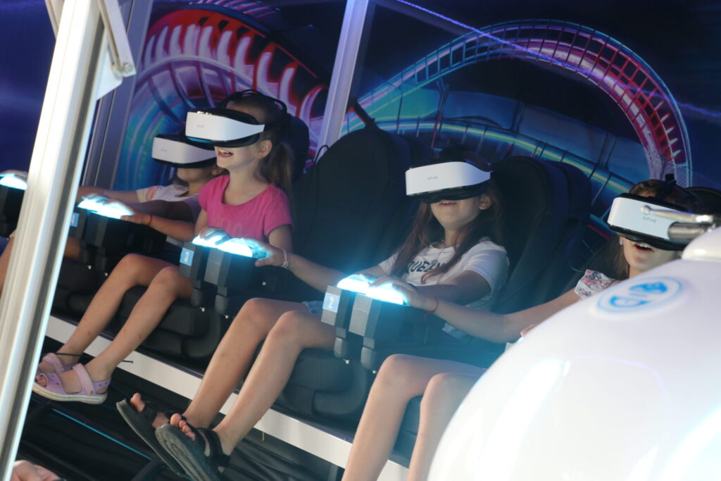 GAN jauniešu dienā, gan arī bērnu aktivitāšu dienā Gulbīšu parkā ikvienam interesentam bija iespēja iejusties virtuālajā realitātē. Bērni varēja virtuāli izbraukāt dažādus karuseļus, braukt ar motociklu, kā arī atrasties citos scenārijos, kurus šobrīd piedāvā tehnoloģija – virtuālās realitātes brilles.
Autors: Foto: Diāna Lozko