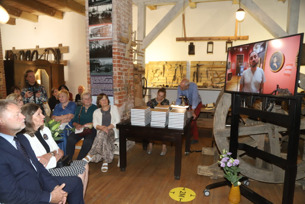 GRUZIJAS Mākslas pils direktors Georgijs Kalandija video uzrunā uzsvēra, ka muzejam ir izveidojusies ļoti laba un vērtīga sadarbība ar Gulbenes novadu. “Gruzīnu tauta ļoti ciena J.Straumi, un mēs esam ļoti gandarīti par mūsu sadarbību. Ceram arī nākotnē sadarboties ar Latvijas muzejiem, it īpaši Gulbenes novada vēstures un mākslas muzeju,” pauda G.Kalandija.
Autors: Foto: Gatis Bogdanovs