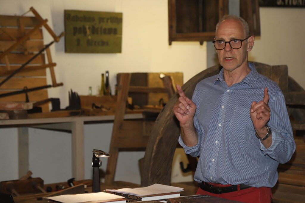 FRANCIJĀ J.Straume studējis japāņu mākslu, tāpēc kataloga atvēršanas svētkos ar lekciju “Pasaules elpa. Parīze” uzstājās vēstures zinātņu doktors Imants Ļaviņš. Viņš lekcijā prezentēja jaunatklātos materiālus, kuri pašlaik nav iekļauti izdotajā katalogā. “Visos muzeju aprakstos šie J.Straumes zīmējumi, kuri tapuši japāņu mākslas ietekmē, tiek dēvēti par tapešu metiem, taču tas ir kļūdaini. J.Straume strādāja tieši ar auduma metiem. Šis mets tapa 1906. gadā un pašlaik to var aplūkot Latvijas Nacionālā muzeja kolekcijā,” pastāstīja I.Ļaviņš.
Autors: Foto: Gatis Bogdanovs