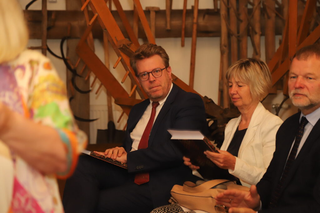 J.STRAUME SAVU IZGLĪTOŠANĀS CEĻU sācis Druvienā, bet vēlāk viņš studējis Sanktpēterburgā Štiglica Centrālajā tehniskās zīmēšanas skolā, kur guvis stipendiju papildināt savas zināšanas Eiropā. J.Straume studējis arī Kolarossi zīmēšanas skolā Francijā, tāpēc kataloga atvēršanas svētkos Gulbenes novada vēstures un mākslas muzejā viesojās arī Francijas vēstnieks Manuels Lafons Rapnuijs.
Autors: Foto: Gatis Bogdanovs