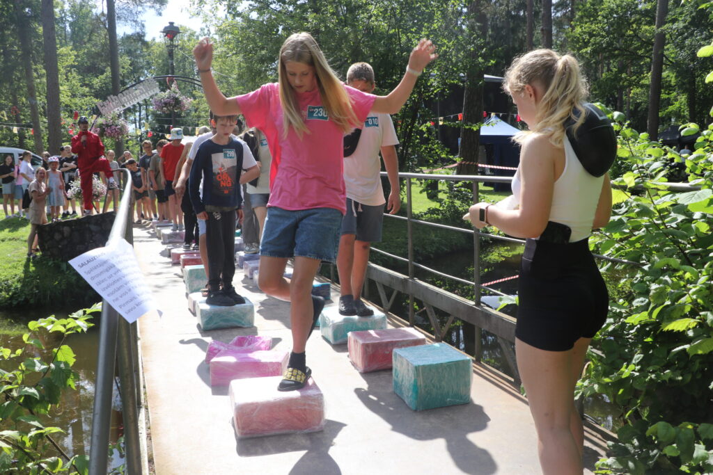 JAUNIEŠU dienā bērni un jaunieši varēja iesaistīties daudziem zināmā televīzijas seriāla “Squid games” spēlēs, kurās bija gan jāpārvar šķēršļu josla, gan jāvelk virve, kā arī jāpārbauda gan sava atmiņa, gan ķermeņa veiklība.
Autors: Foto: Diāna Lozko