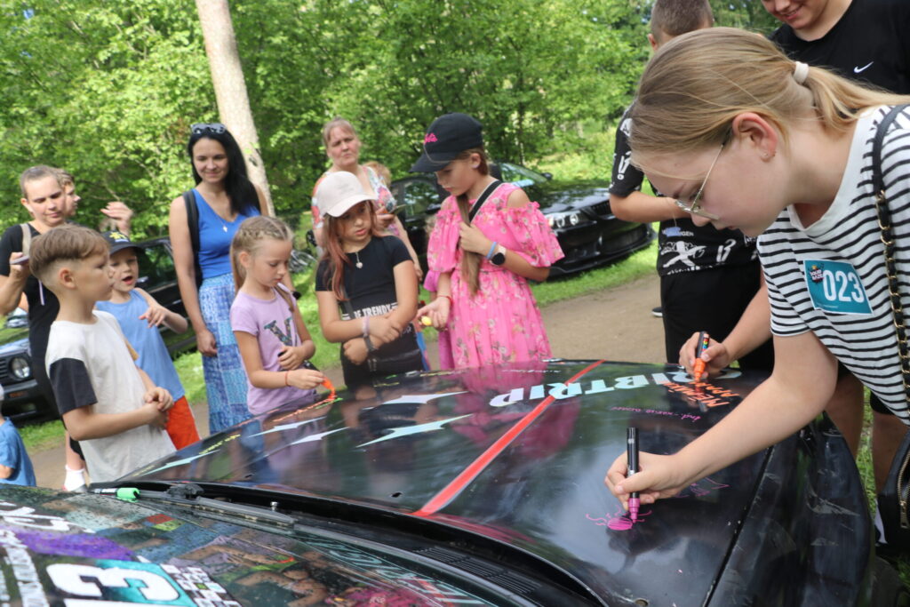 UZ PASĀKUMU bija ieradušās arī automašīnas un bagijs no auto entuziastu biedrības “Gribtrip”, un sanākušie varēja arī atstāt savus parakstus vai zīmējumu uz vienas no drifta sacensību automašīnām.

Autors: Foto: Diāna Lozko