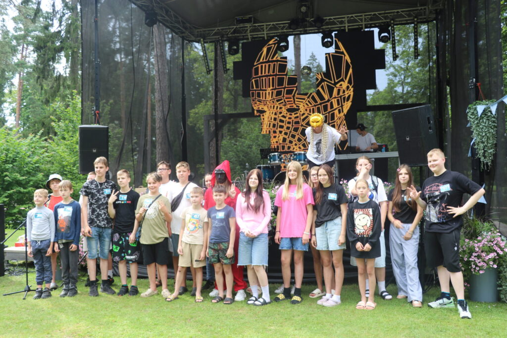 Jaunieši ar lielu interesi atklāja jauniešu dienu ar populārā TV seriāla “Squid games” spēļu maratonu. TV seriālā šādā spēlē komandas un cilvēki individuāli cīnījās uz dzīvību un nāvi, tieši tādēļ šis spraigā sižeta seriāls kļuvis atpazīstams pasaulē. Daudzās vietās cilvēki iecienījuši spēlēt tās pašas spēles, kādas varoņi spēlēja seriālā, tādējādi atceroties lielo popularitāti ieguvušo seriālu, bet reālajā dzīvē spēlējot vienkārši uz punktiem, nevis savu dzīvību.
Autors: Foto: Diāna Lozko