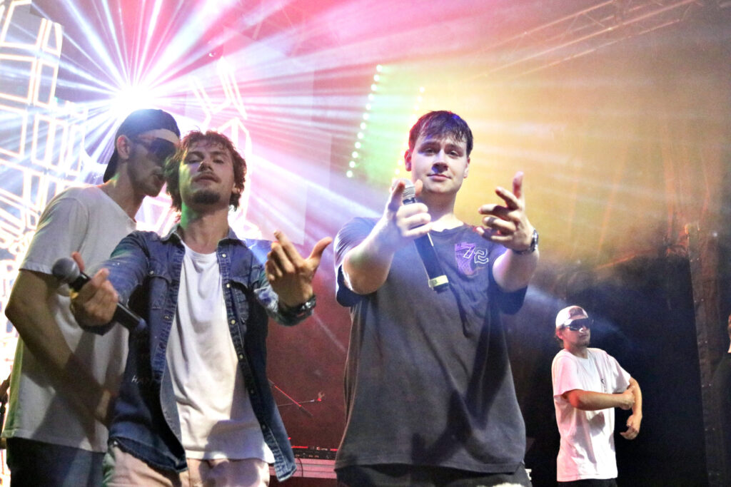 JAUNIEŠU DIENU NOSLĒGUMA koncerta lielos māksliniekus, reperus Denisu un Sudrabu Sirdi, iesildīja pašmāju muzikālā apvienība “ADFB”, kurā hiphopu izpilda gulbenieši Artis Liepiņš, Denijs Dubrovs, Rolands Blūms un pavadošais dīdžejs Ronalds Sīmanis.
Autors: Foto: Valērija Stībele