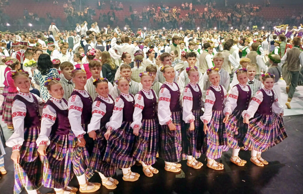 GULBENES novada kultūras centra bērnu tautisko deju kolektīva “Knausīši” 7.-9. klašu grupa pēc koncerta.

Autors: FOTO: GUNA DREIŠKENA