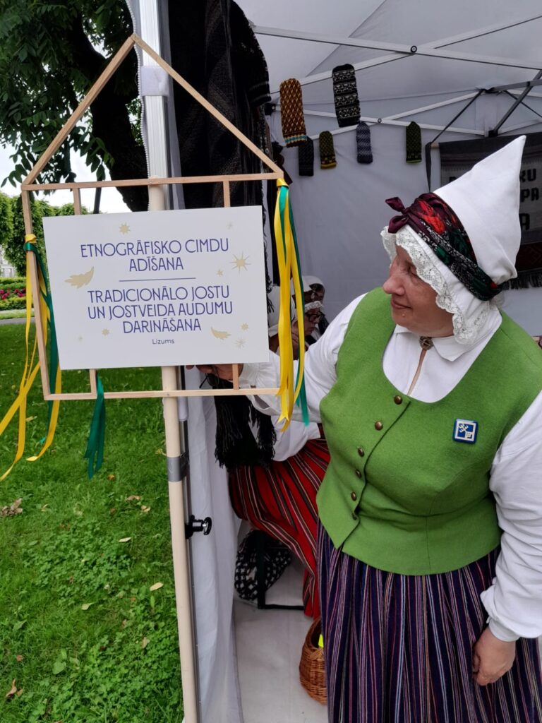 IZUMA KULTŪRAS NAMA amatnieku kopa “Laipa”.
Autors: Foto: no privātā arhīva