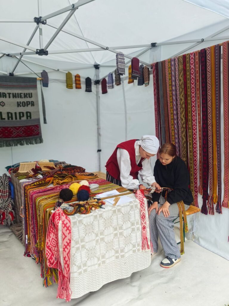 IZUMA KULTŪRAS NAMA amatnieku kopa “Laipa”.
Autors: Foto: no privātā arhīva