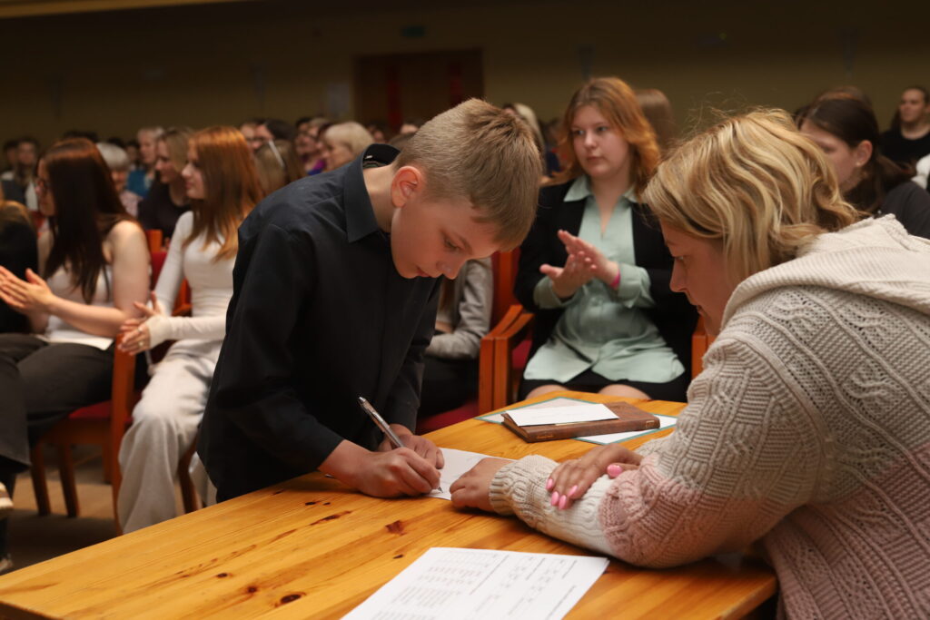 Par naudas prēmijas saņemšanu neizbēgami bija jāuzliek savs paraksts, arī Lejasciema pamatskolas audzēknim Sandim Strazdiņam.
Autors: Foto: Gatis Bogdanovs