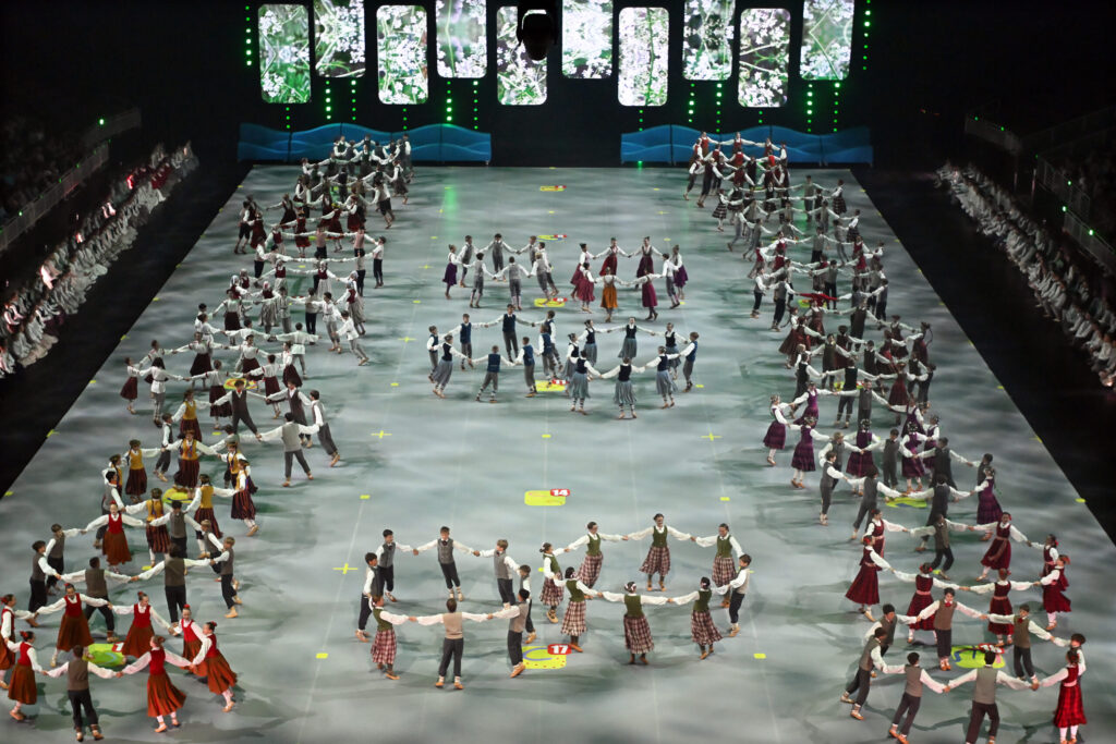 “KNAUSĪŠU” 5.-6. KLAŠU GRUPA (pa vidu) izdejo deju rakstus. Uzvedumam “Viedvasara” kopumā radītas 24 jaunas skatuviskās tautas dejas.

Autors: FOTO: AIVARS LIEPIŅŠ