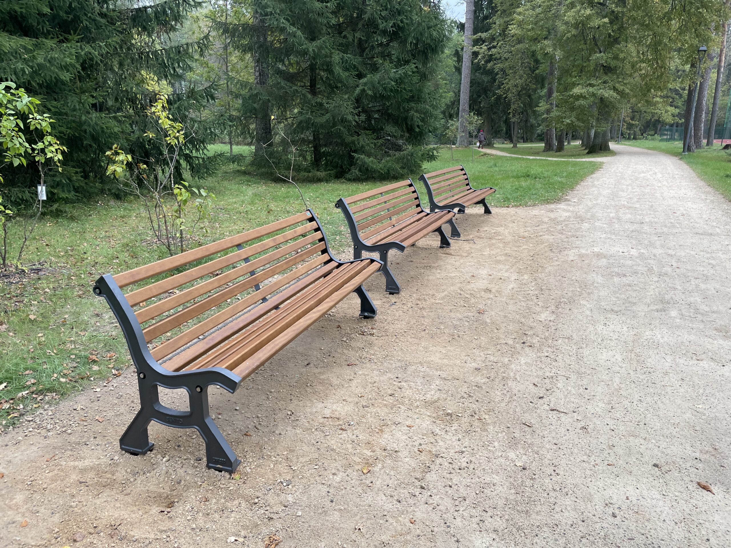 Pie rekonstruētās takas Spārītes parkā Gulbenē ir jauni soliņi ...