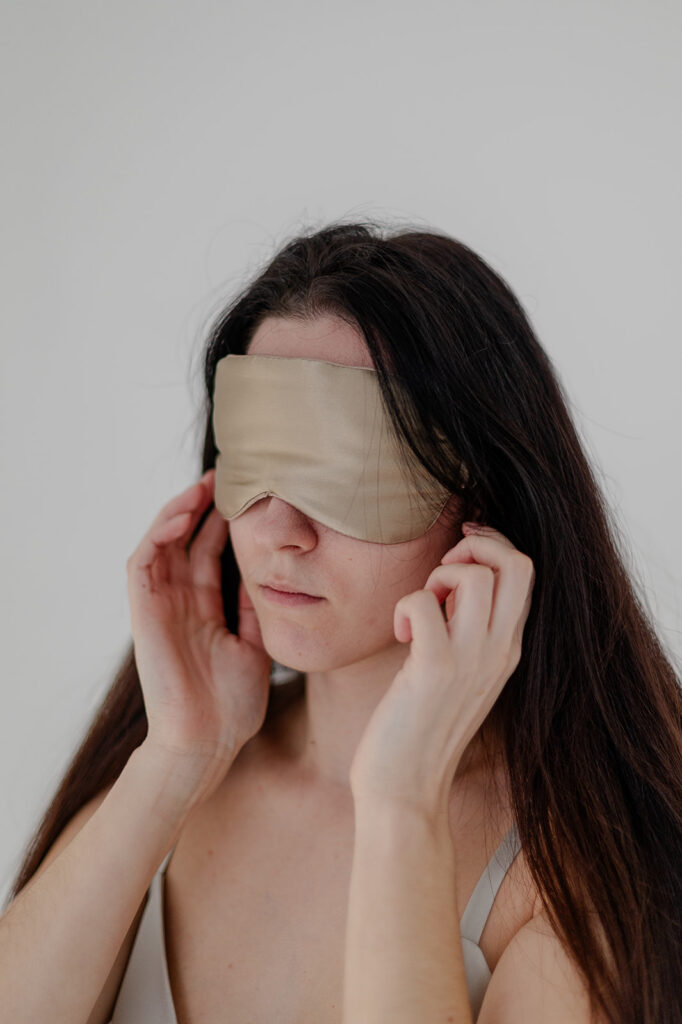 kā zīda miega maska uzlabo miega kvalitāti
